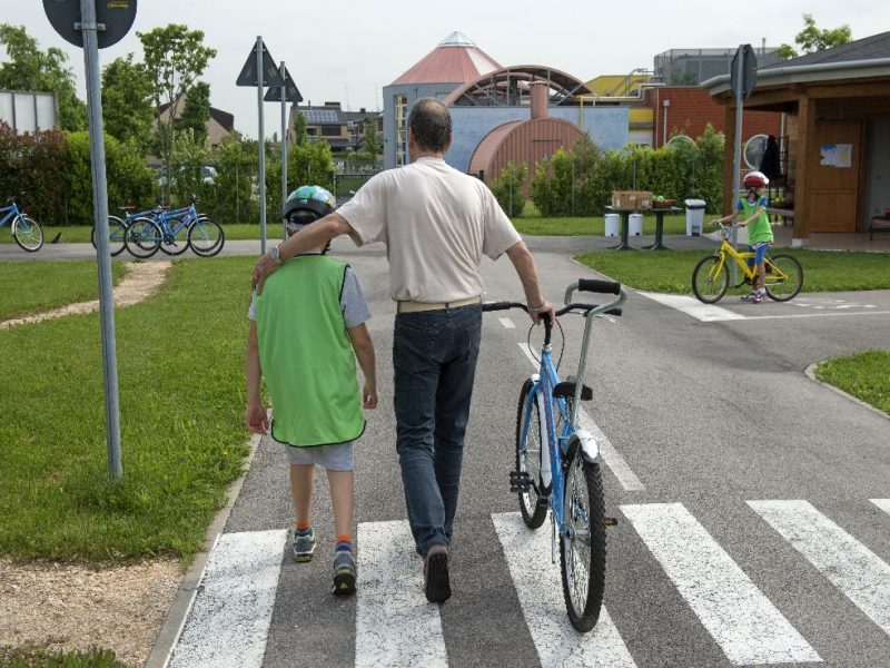 educazione stradale nella pista didattica con alunni scuole primarie di Padova, Nonni del Cuore e Amici della bicicletta