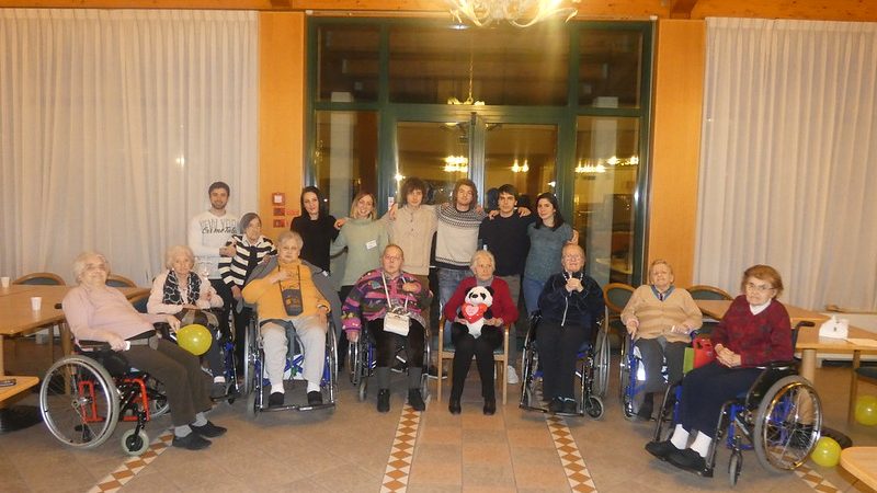 Alcuni ospiti della Residenza Pio XII con i ragazzi della Caritas di Padova