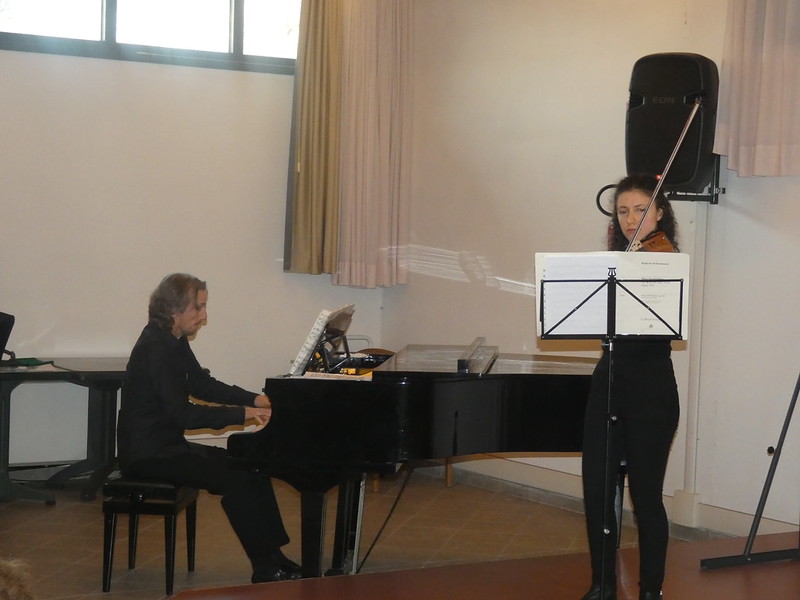 I due artisti Federica alla viola e Cristiano al pianoforte durante il concerto.