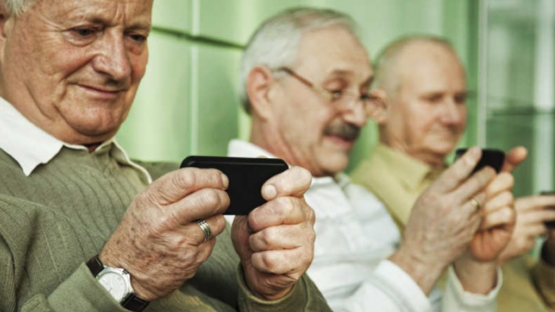 anziani e uso di smartphone