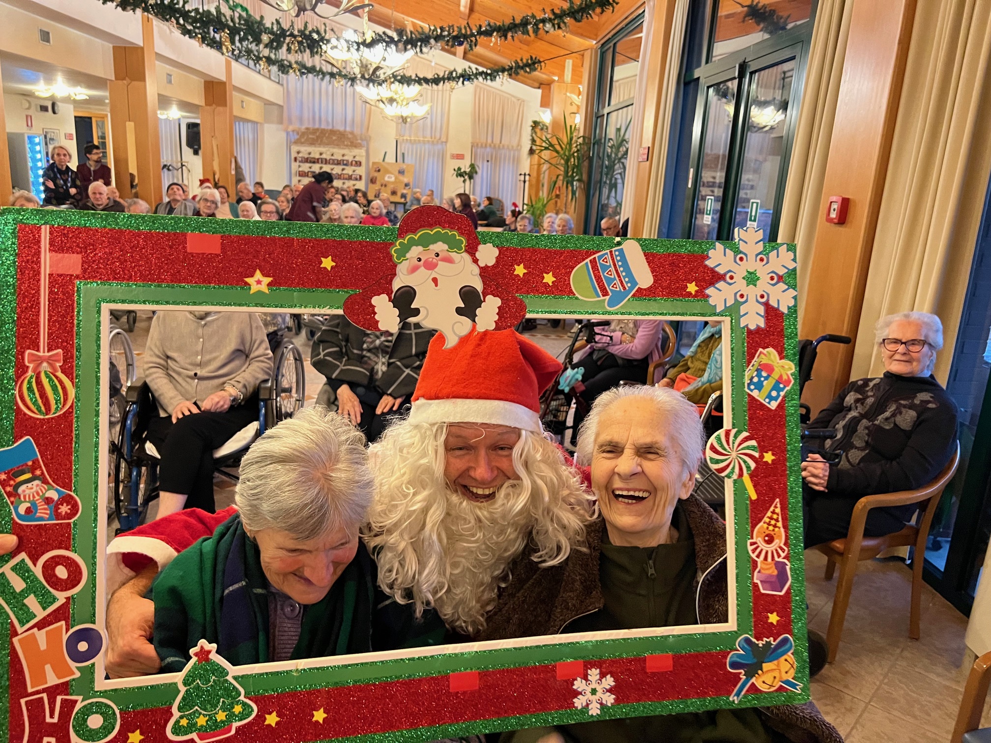 Nonna Adriana e nonna Marcella divertite con Babbo Natale