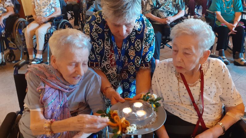 Le festeggiate Ida e Giovannina spengono le candeline per tutti