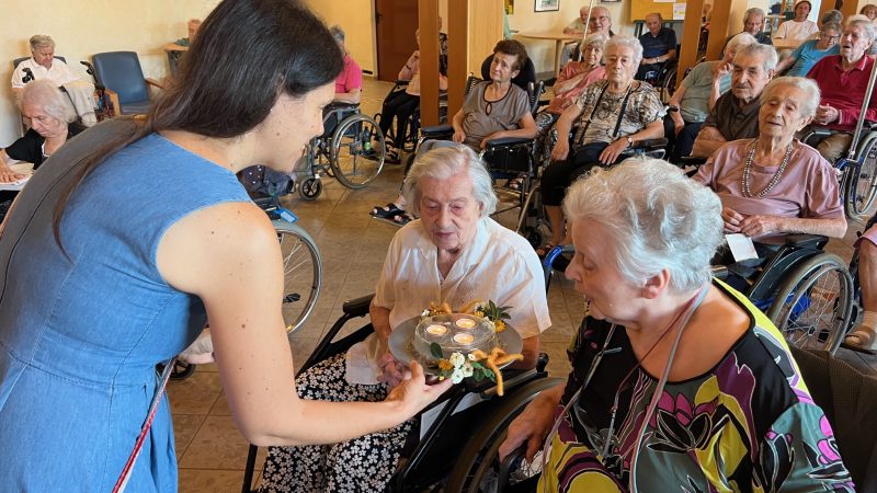 Due ospiti della Residenza Pio XII spengono le candeline nella festa dei compleanni di luglio
