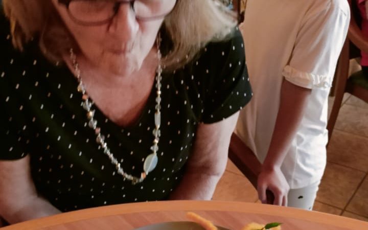 La signora Gabriella con la sua nipotina spegne le candeline durante la festa.