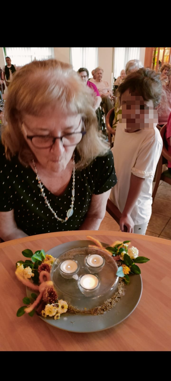 La signora Gabriella con la sua nipotina spegne le candeline durante la festa.