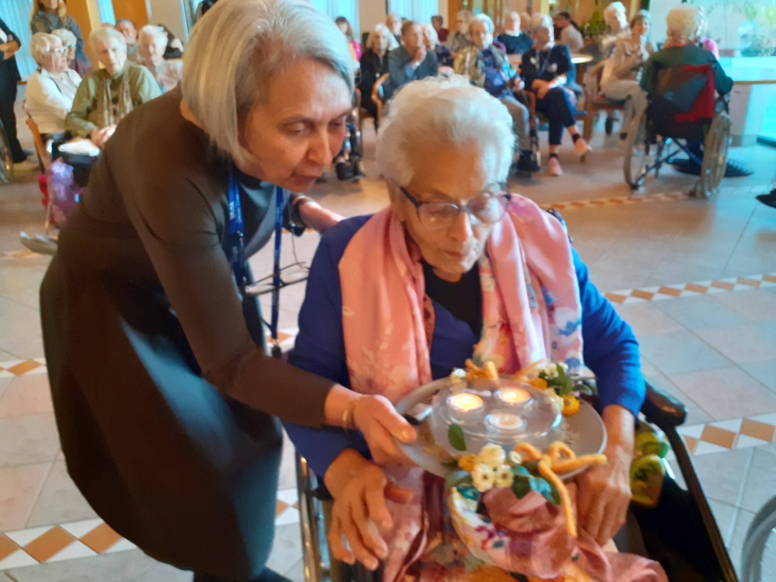 La festeggiata Gilberta spegne le candeline
