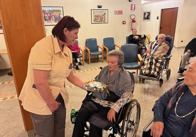 Residenza Pio XII - La festeggiata Mirca spegne le candeline