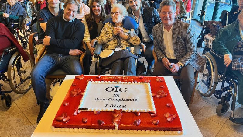La centenaria Laura che festeggia i suoi 101 anni con la sua famiglia.