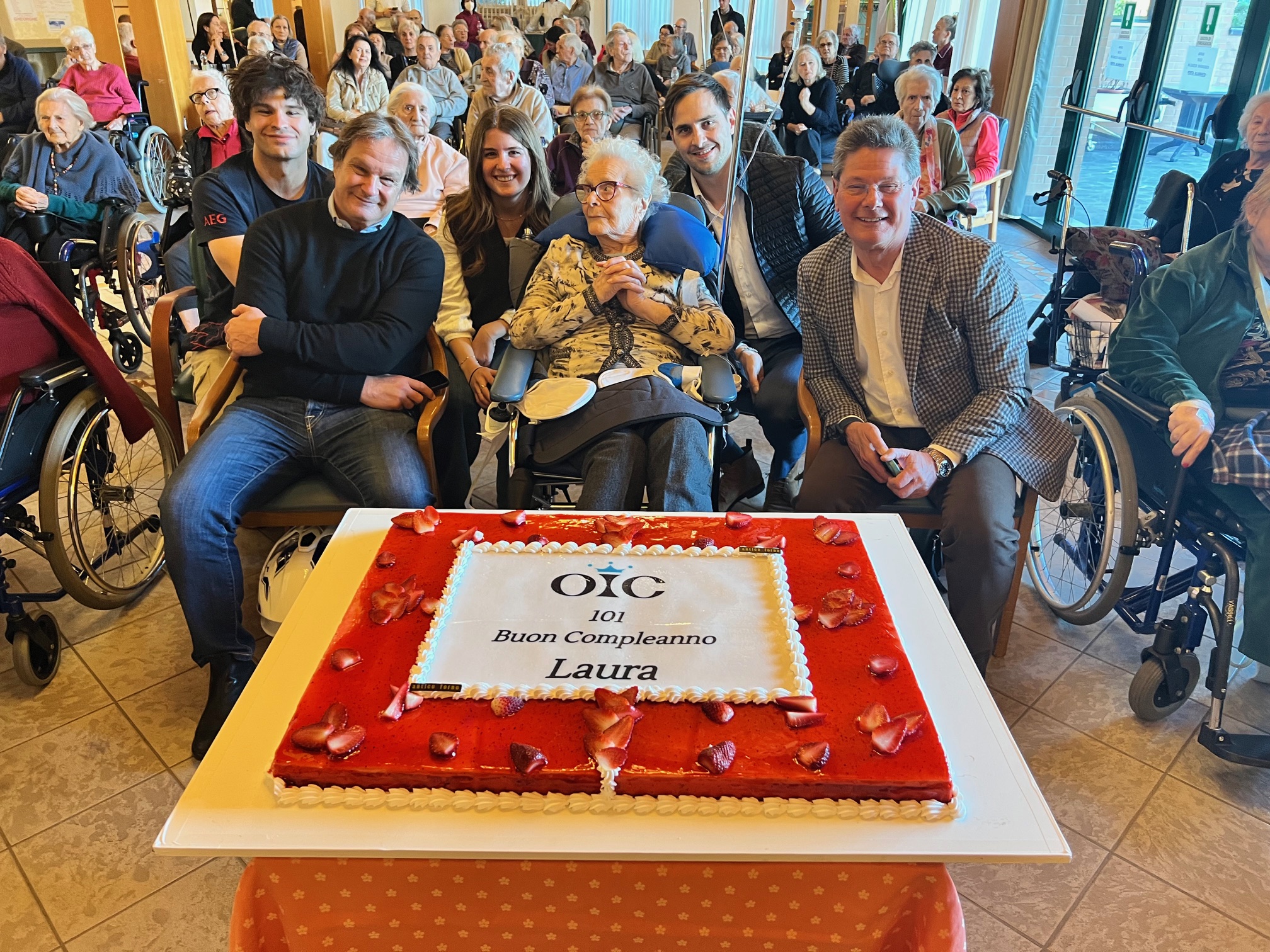 La centenaria Laura che festeggia i suoi 101 anni con la sua famiglia.