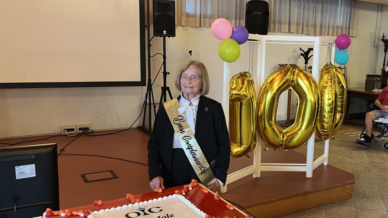 Residenza Pio XII - La festeggiata e centenaria signora Maria Toppao
